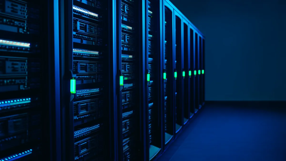 Rangée de baies serveurs illuminées de bleu dans un datacenter