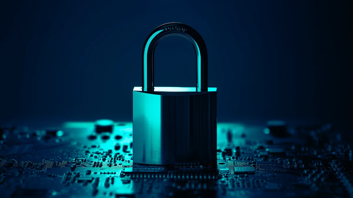 Cadenas métallique posé sur une carte électronique